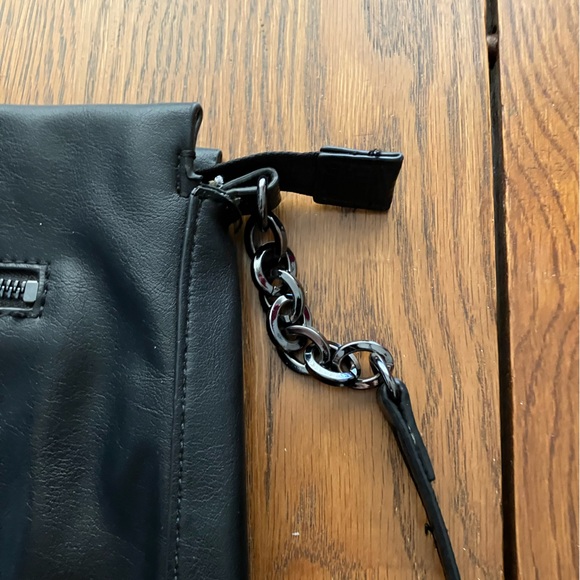 Simply Vera Vera Wang Temsen Black Crossbody Bag - Picture 5 of 10